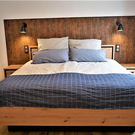 Haus-moselliebe-charmantes-fruehstuecks-zimmer-mit-balkon-und-blick-auf-die-mosel-raucherfreihaus Ediger-Eller