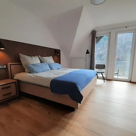 Haus-moselliebe-charmantes-fruehstuecks-zimmer-mit-balkon-und-blick-auf-die-mosel-raucherfreihaus Ediger-Eller