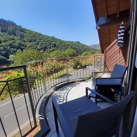 Guest house Haus-moselliebe-charmantes-fruehstuecks-zimmer-mit-balkon-und-blick-auf-die-mosel-raucherfreihaus *