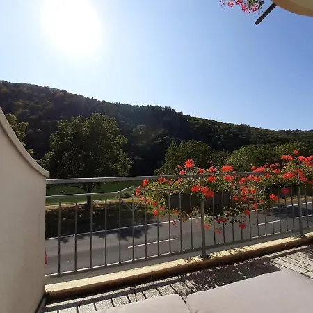 Haus-moselliebe-charmantes-fruehstuecks-zimmer-mit-balkon-und-blick-auf-die-mosel-raucherfreihaus Ediger-Eller