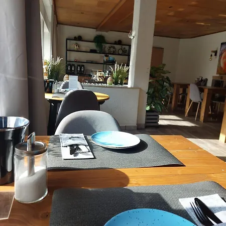 Haus-moselliebe-charmantes-fruehstuecks-zimmer-mit-balkon-und-blick-auf-die-mosel-raucherfreihaus בית הארחה אדיגר-אלר